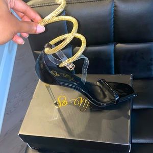 Never warn!They were bigger than expected. Can be worn by someone who fits 8 1/2